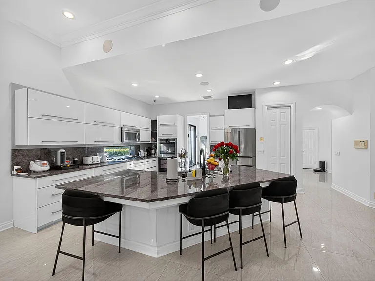 125 Pembroke Dr — Photo 3