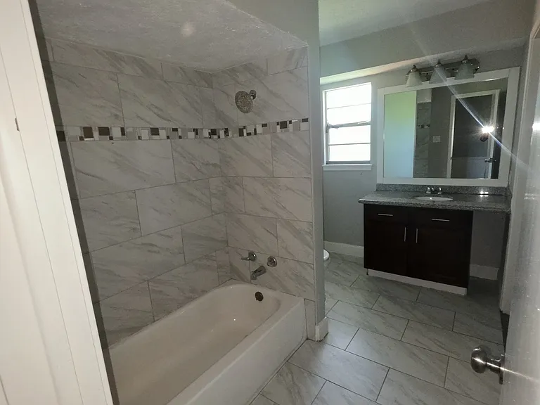 1127 Klamath Ln — Photo 2
