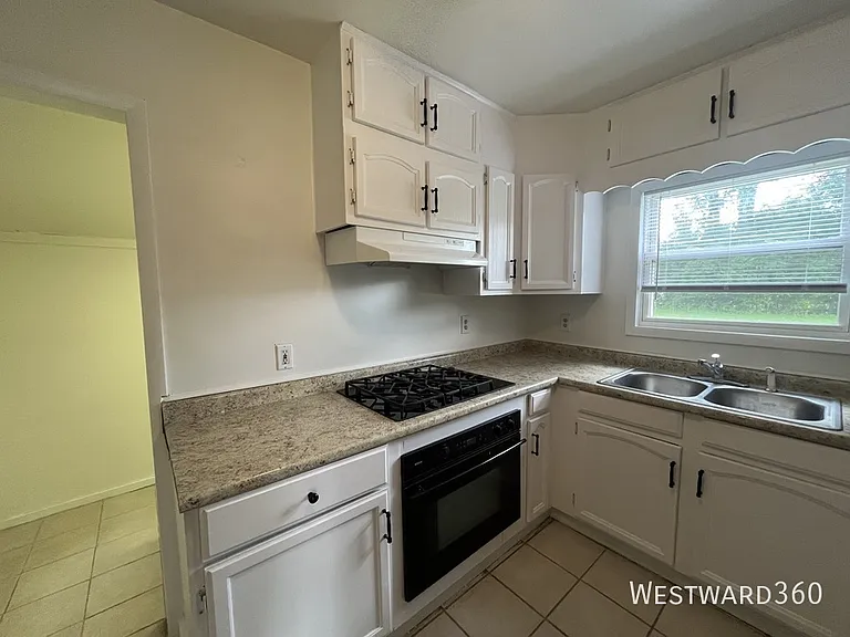 1104 Isabel Dr — Photo 8