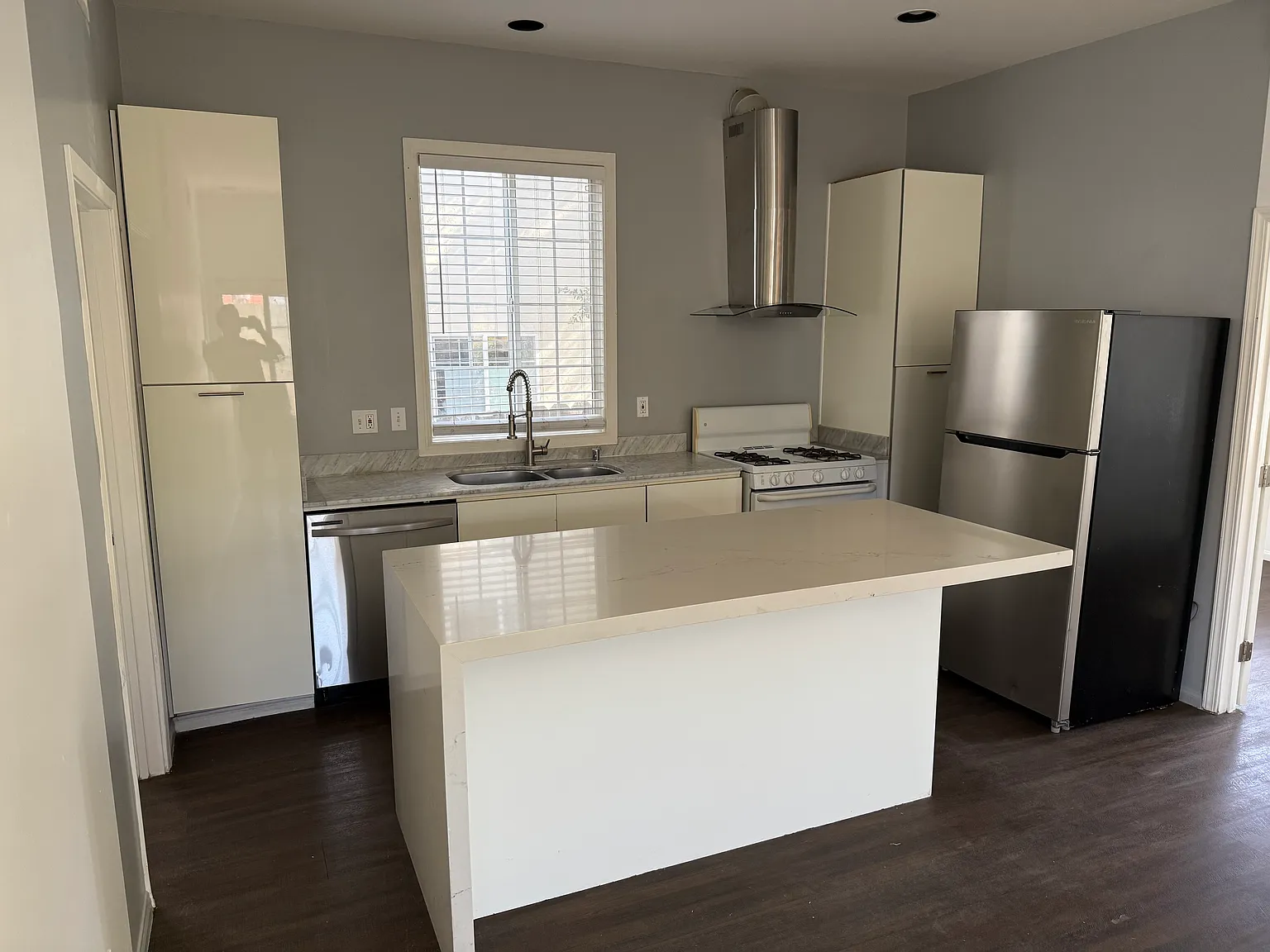 2 bed, 800 sqft, $2,950 — Photo 2