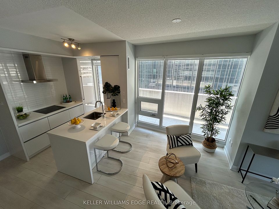 1st image of 2221 Yonge St #809