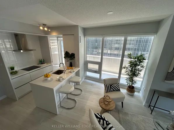 2221 Yonge St #809, Toronto, ON M4S 0B8