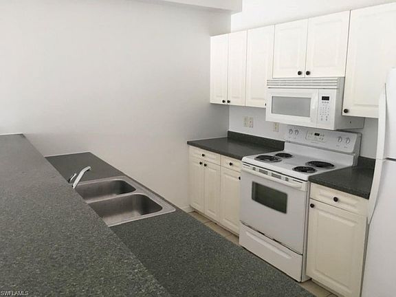 2nd image of 526/528 NE 24th Pl