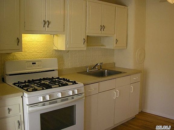 5th image of 18 Oak St