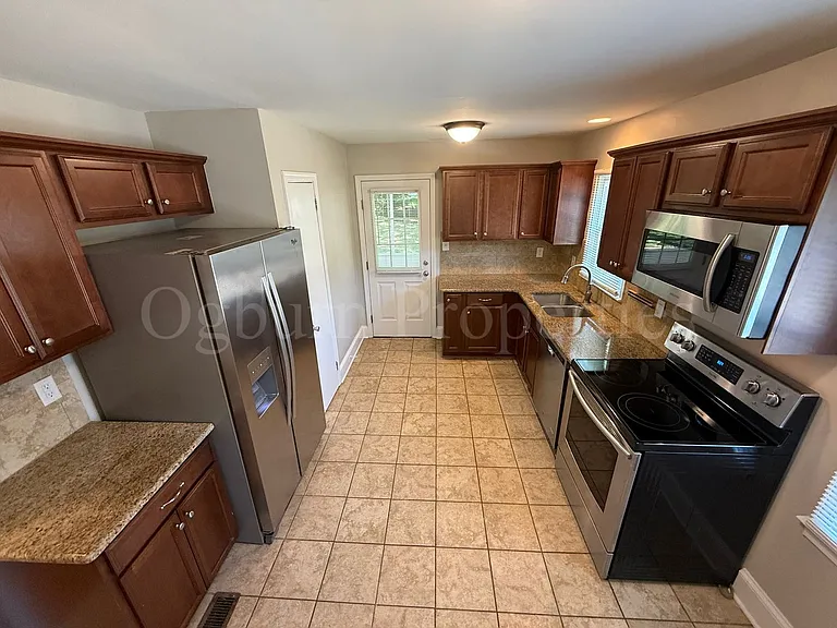 1131 Melrose St — Photo 4