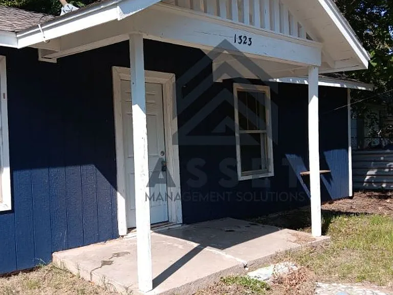 1323 S Blackwelder Ave — Photo 2