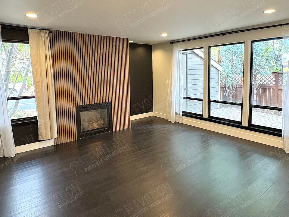 111 NW Hawthorne Ave #2