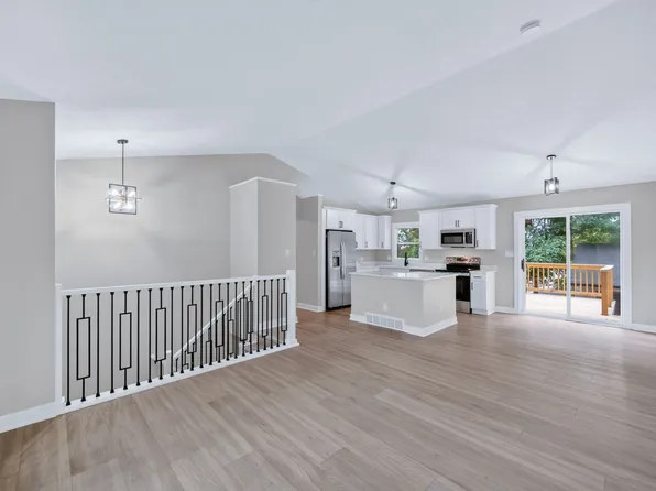 8642 Sunny Hill Dr, Clive, IA 50325