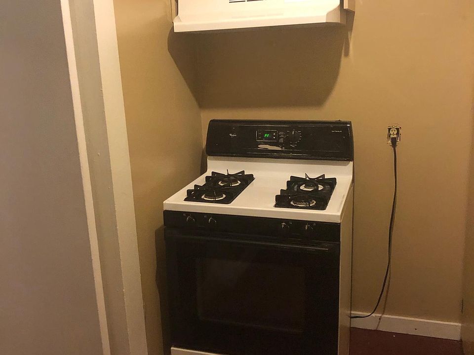2nd image of 425 Mary St
