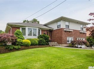 134 8th St, Hicksville, NY 11801