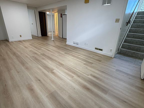 5th image of 512 32nd Ave NE