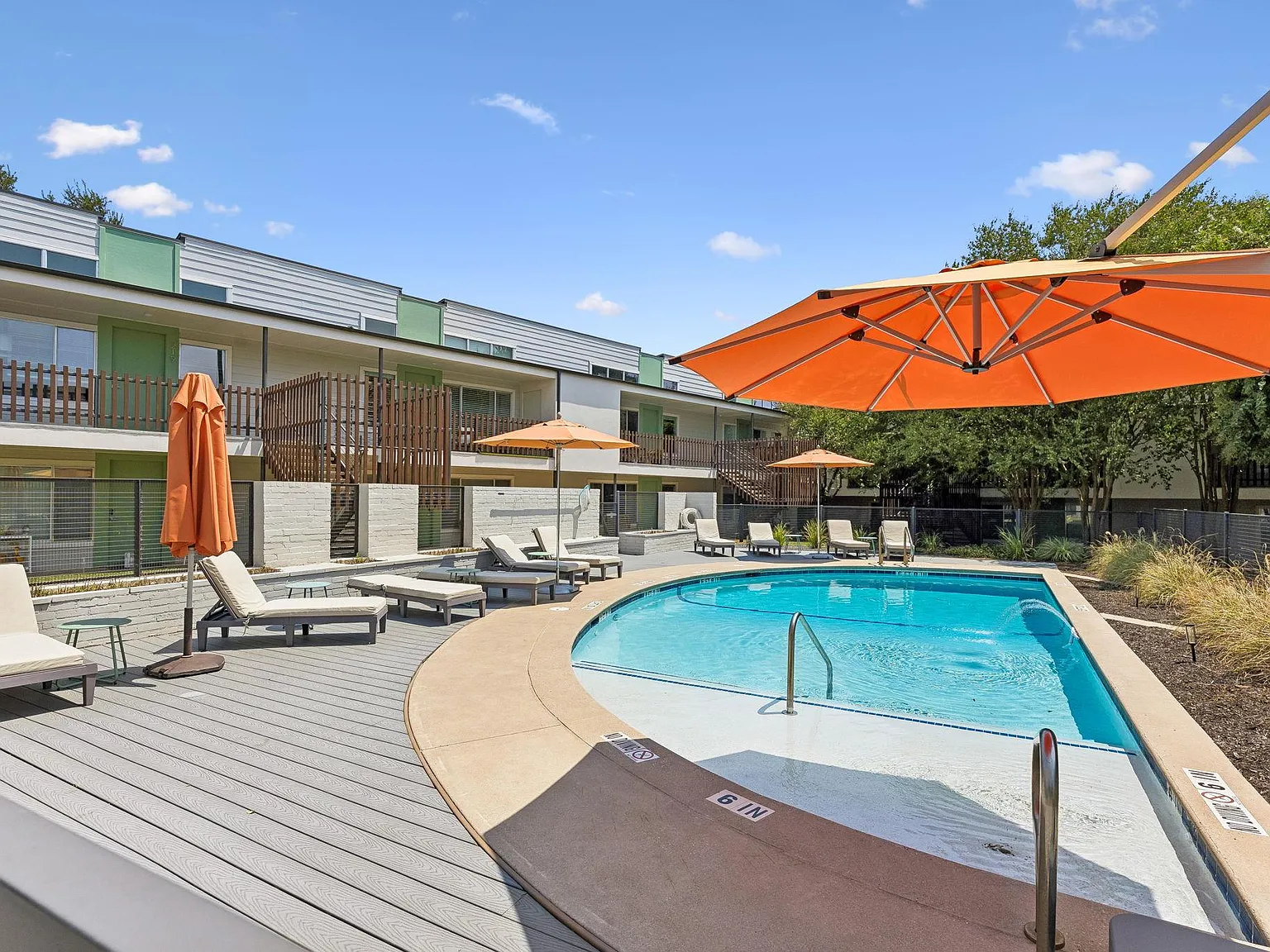 2 bed, 1.0 bath, 736 sqft, $2,200 — Photo 2