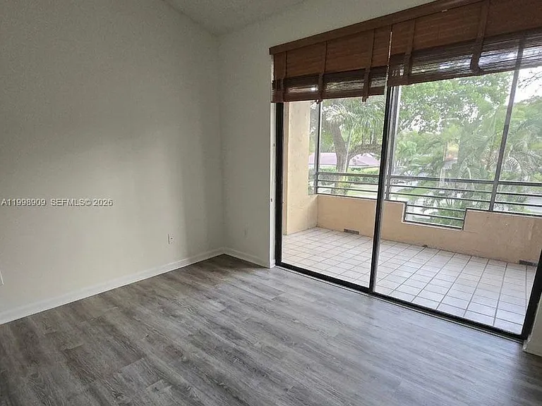 15515 N Miami Lakeway #202-11 — Photo 15