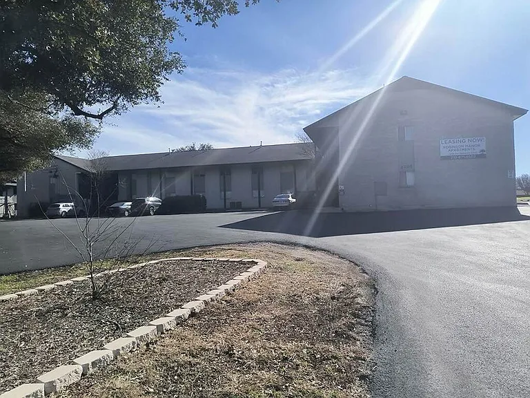 Robinson Manor Apartments — Photo 8