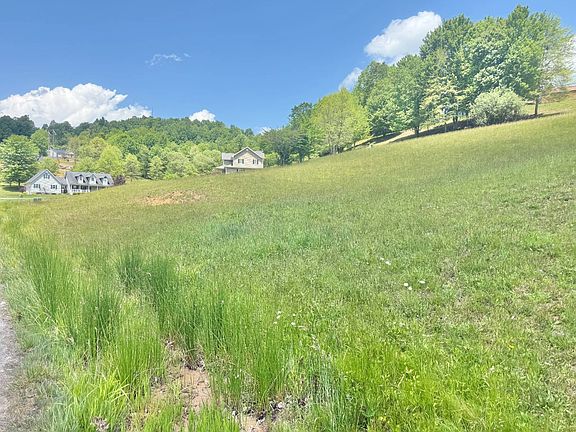 3rd image of 16 Deer Creek Ln