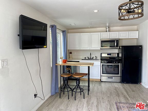 3rd image of 4853 Canoga Ave