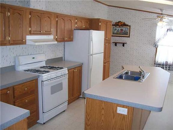 3rd image of 10 Ashmoor Dr
