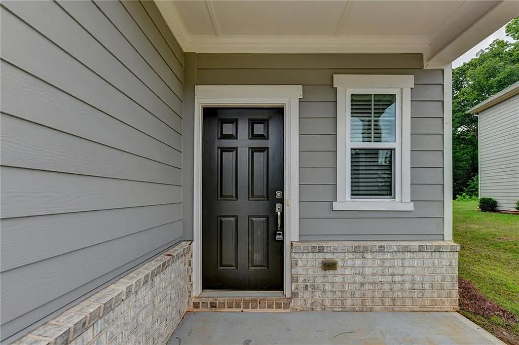 5 bed, 2.5 bath, 2338 sqft, $2,350 — Photo 3