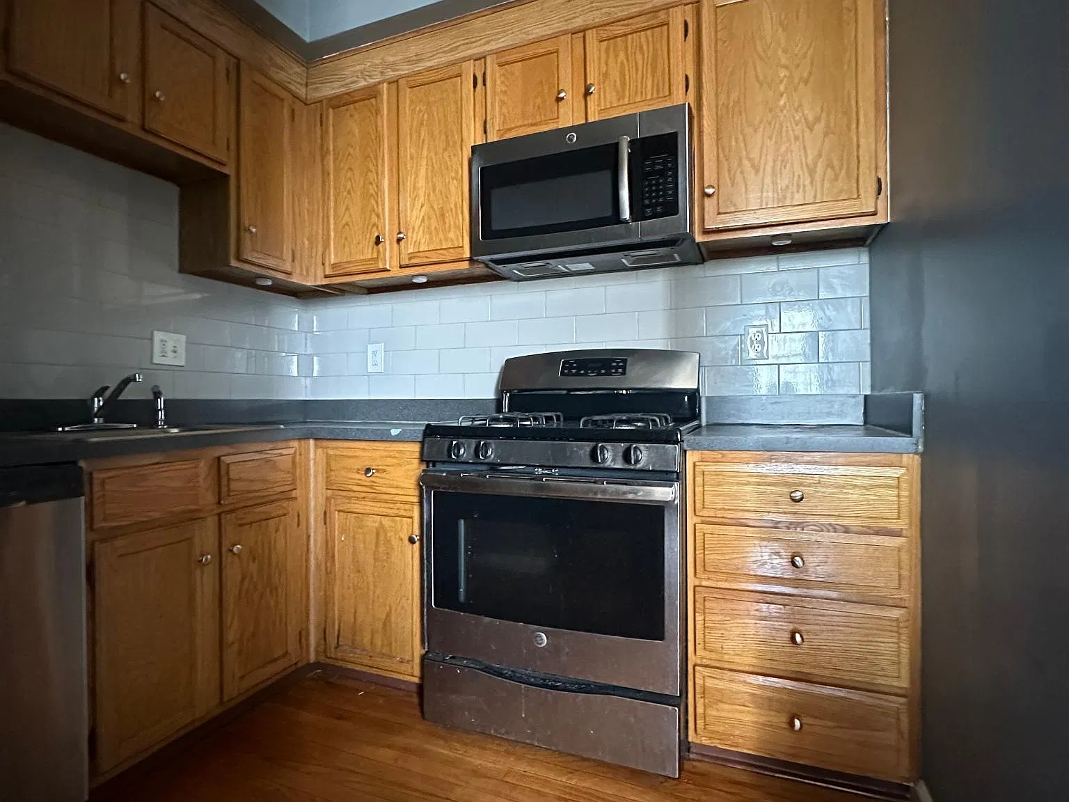 28 E Grand Ave — Photo 3