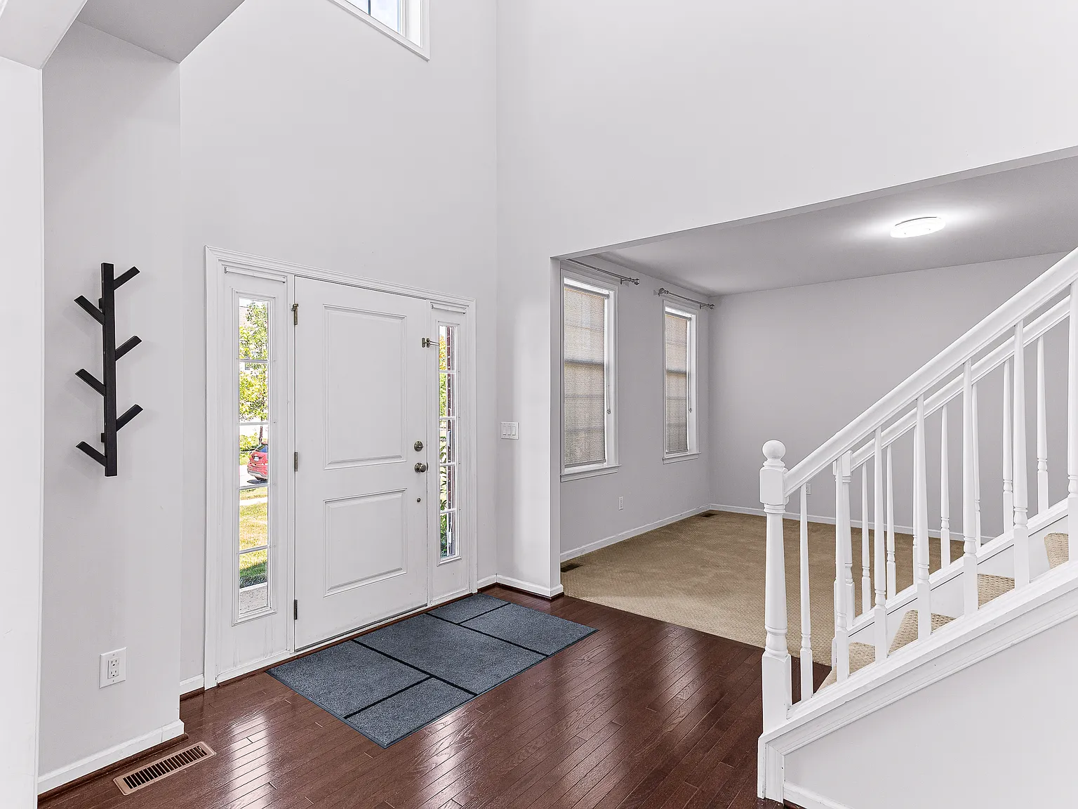4 bed, 2.5 bath, 2394 sqft, $3,800 — Photo 2