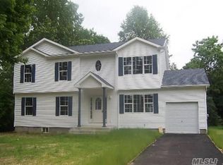 19 Banana St, Central Islip, NY 11722