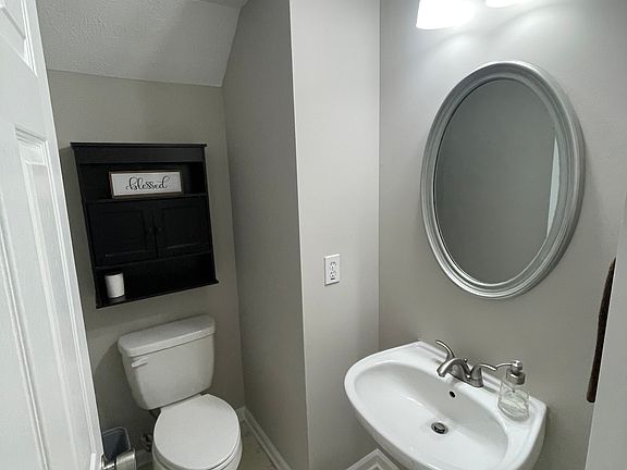 2nd image of 114 W Oaks Ct