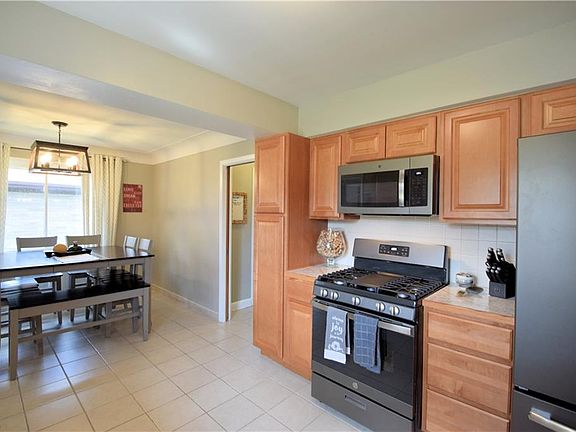 4th image of 13689 Claremont Ave