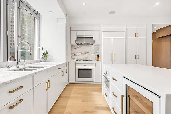 Sold by R New York | media 7
