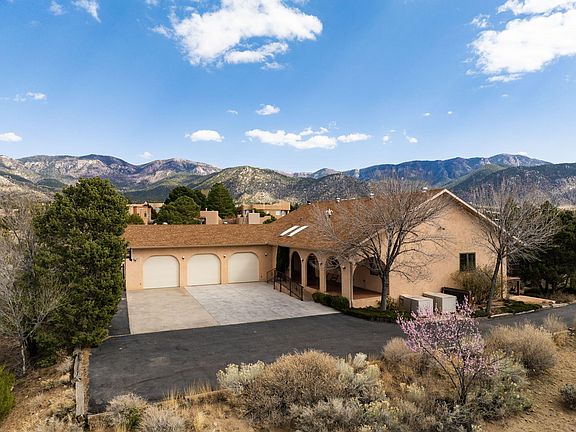 2nd image of 1415 San Rafael Ave NE