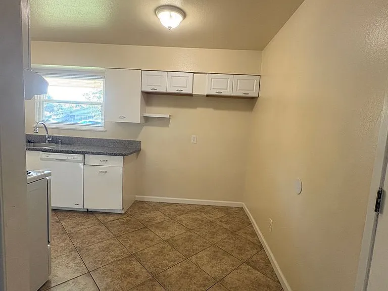 909 Hampton Rd — Photo 3