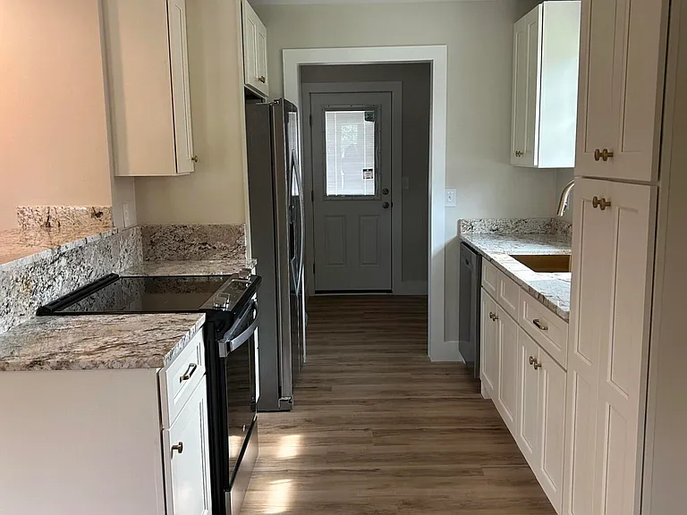 909 E Irvine St — Photo 11