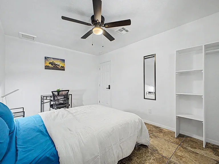 N 42nd Ln — Photo 2