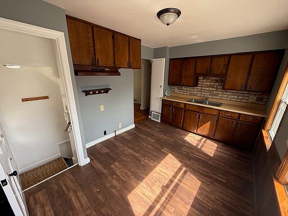 3rd image of 5533 Beechwood Ave