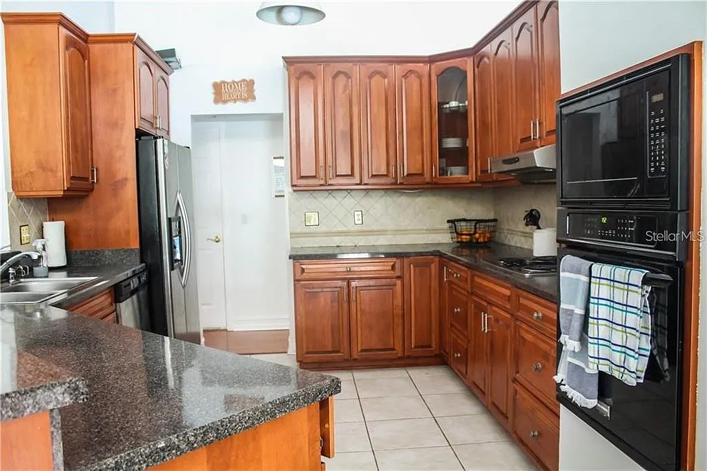 3 bed, 2.0 bath, 2258 sqft, $3,900 — Photo 3