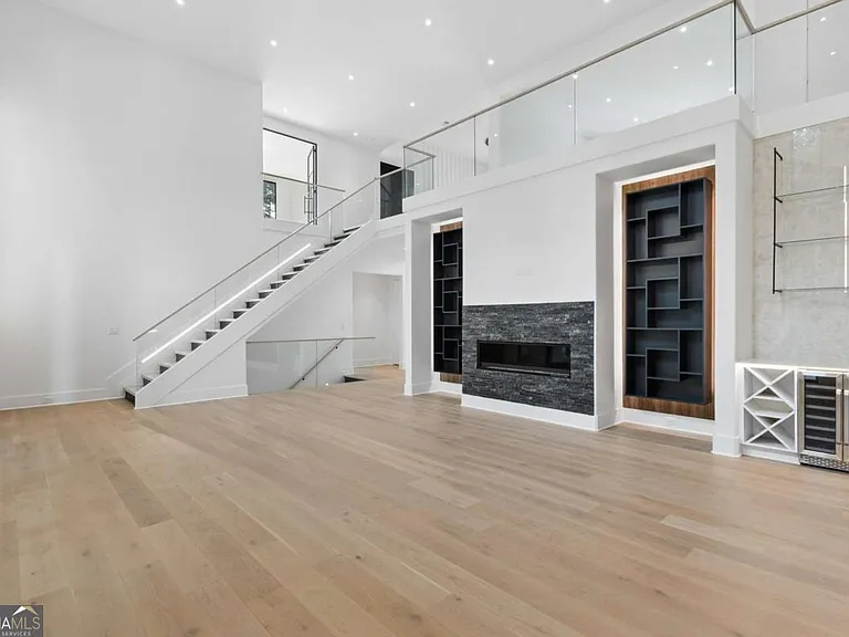 1000 Clementstone Dr NE — Photo 4