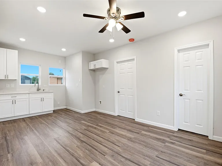 7010 Brownsville St — Photo 4