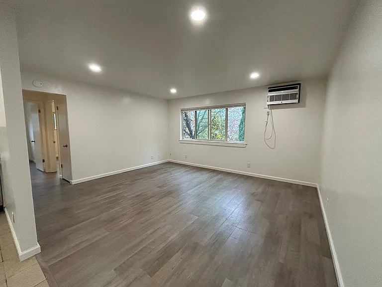 890 E 9th St — Photo 30