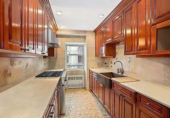 5th image of 931 Lexington Ave #10C