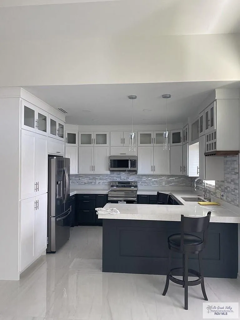 3 bed, 2.5 bath, 1865 sqft, $2,400 — Photo 3