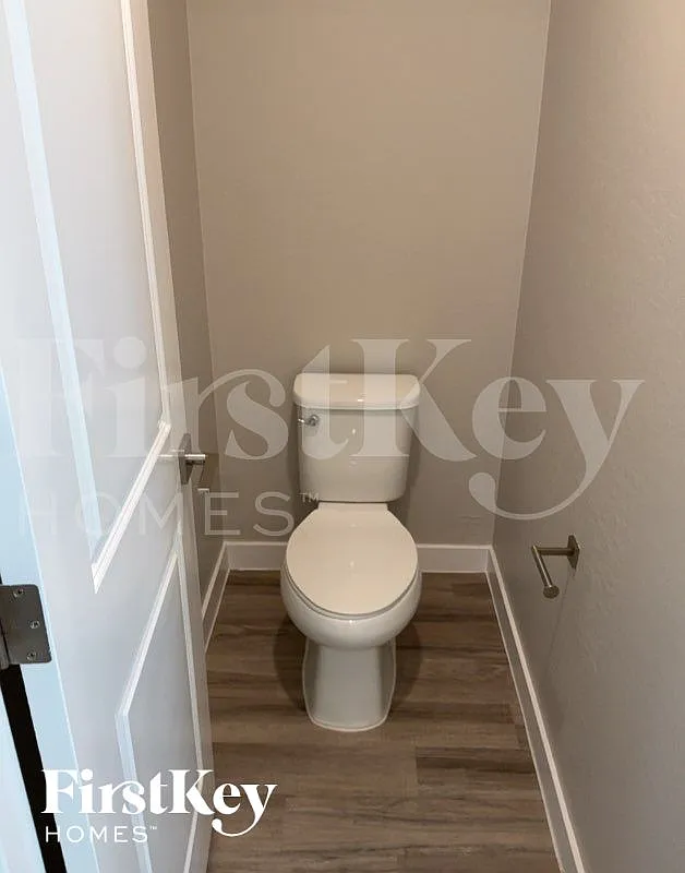 5 bed, 2.5 bath, 2624 sqft, $3,295 — Photo 2