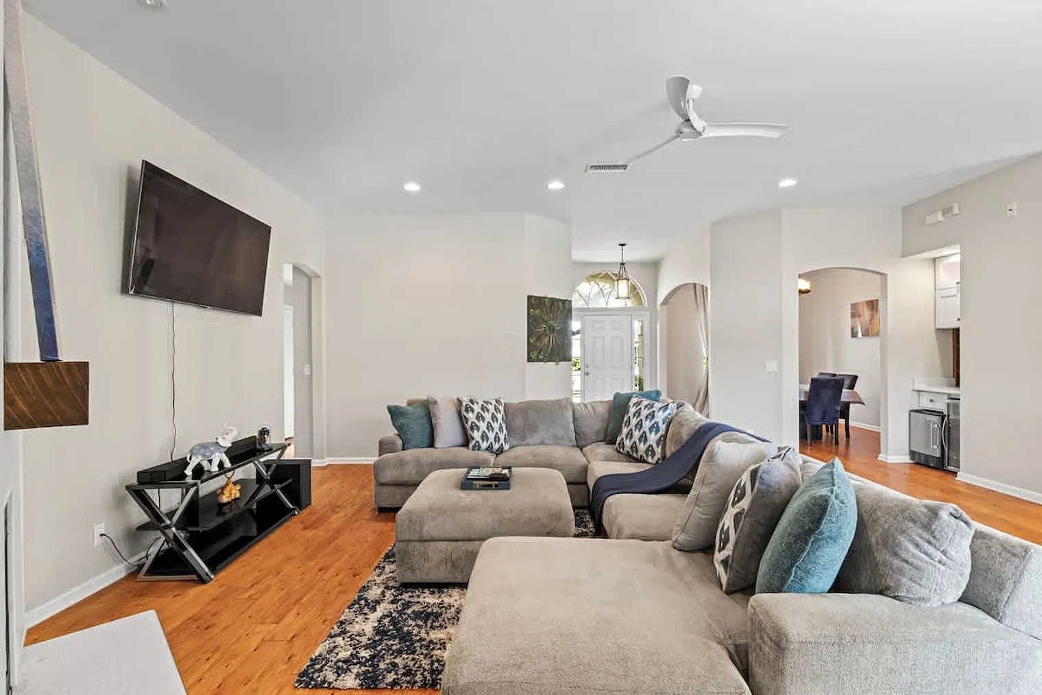 3 bed, 2.0 bath, 2012 sqft, $5,445 — Photo 2