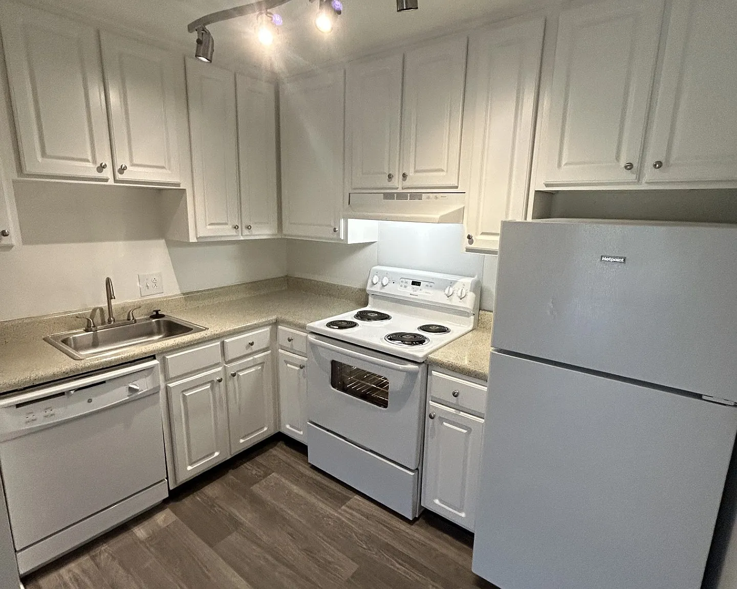 1 bed, 800 sqft, $1,025 — Photo 2