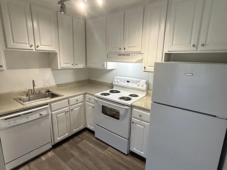 D210 Hickory Hill Ln #D210 — Photo 2