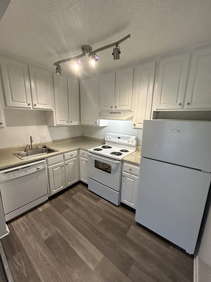 Building Photo - D210 Hickory Hill Ln #D210