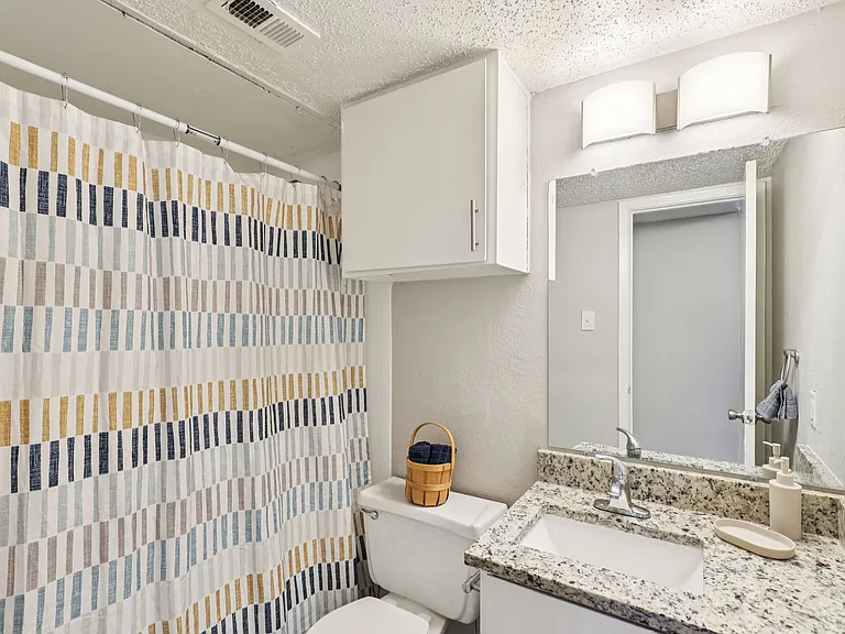 Claro Court Apartments — Photo 7