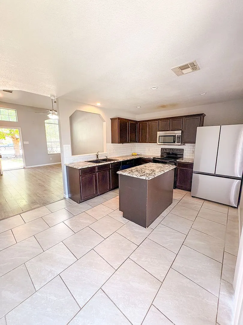 Beautiful 4 bed/ 3 bath Home - Killeen, TX 76549 — Photo 4