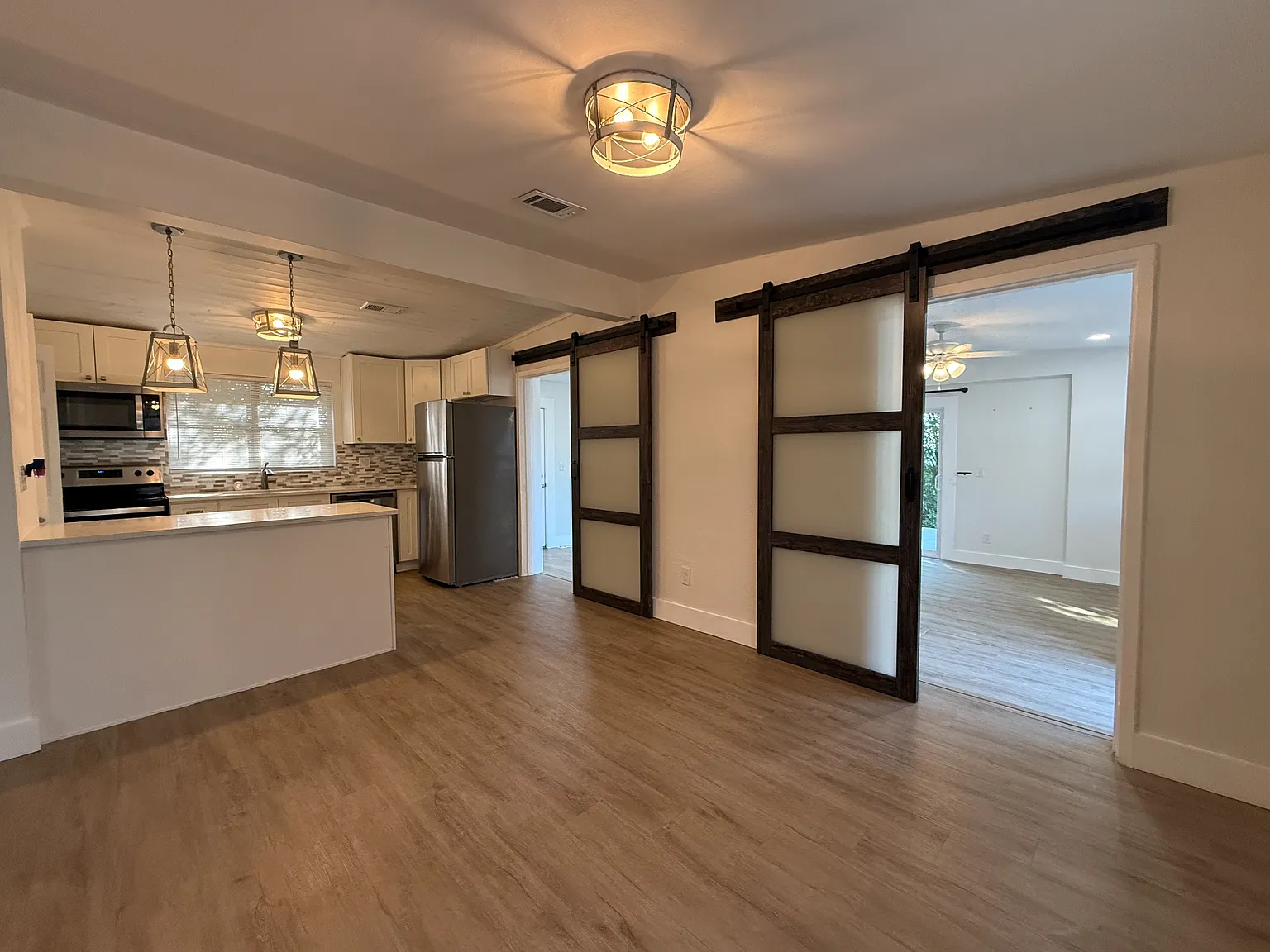 3 bed, 1127 sqft, $1,900 — Photo 4