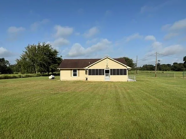 3 bed, 2.0 bath, 1008 sqft, $1,700 — Photo 1