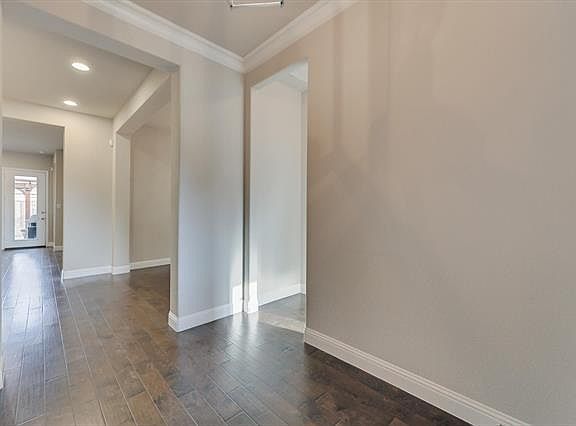 4th image of 1113 Broadmoor Way