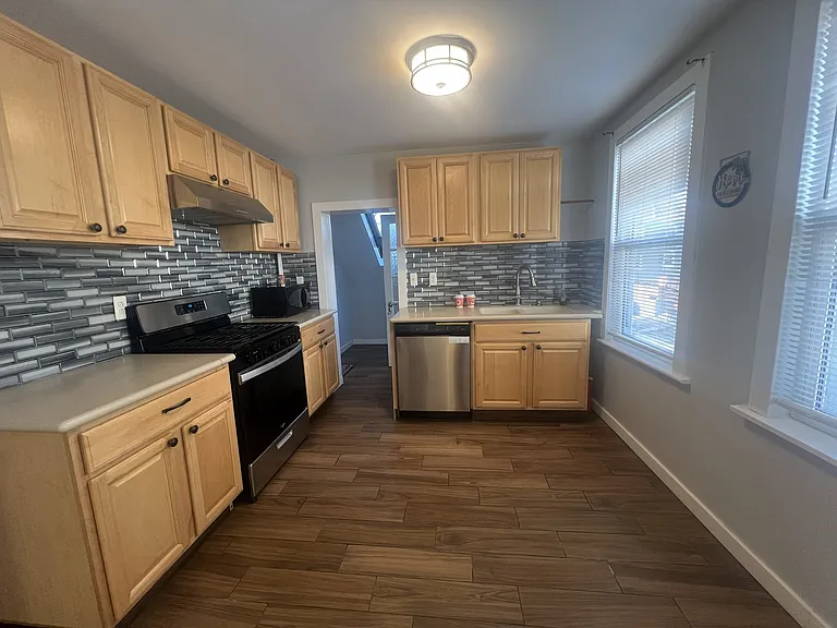 52 Essex St #2 — Photo 7